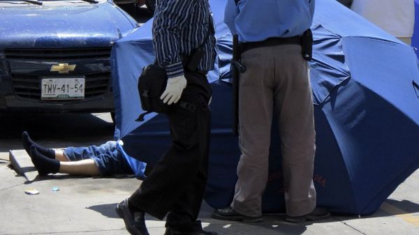 Ciało zamordowanego dziennikarza, Alonso De la Coliny - zginął, gdy wychodził z banku w miejscowości Puebla