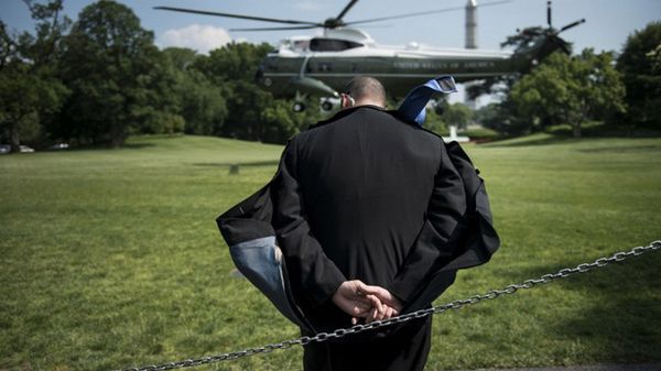 Agent Secret Service przy lądowisku dla śmigłowców na dziedzińcu Białego Domu