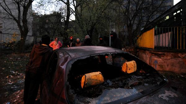 Spalony samochód przy skłocie na ul. Skorupki