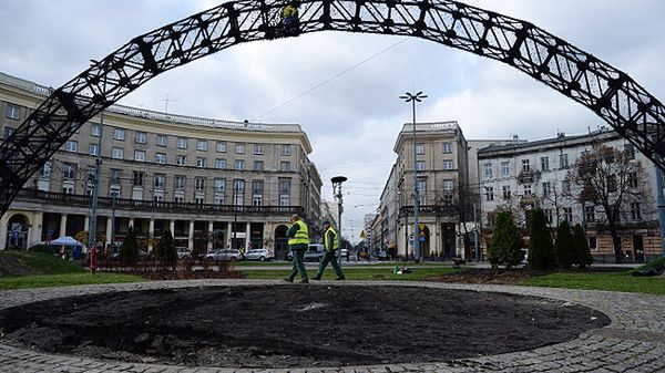 Spalona instalacja "Tęcza" na placu Zbawiciela w Warszawie