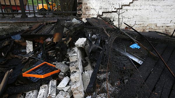 Zgliszcza policyjnej budki strażniczej przed Ambasadą Federacji Rosyjskiej w Warszawie