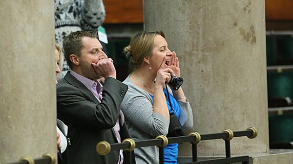 Reakcja rodziców zgromadzonych na galerii w sejmie, po głosowaniu nad obywatelskim wnioskiem o przeprowadzenie referendum
