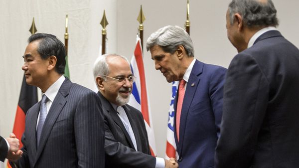 Mohammad Dżawad Zarif ściska dłoń Johna Kerry''ego