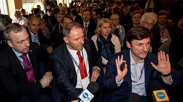 Minister kultury Bogdan Zdrojewski, Jacek Protasiewicz i sekretarz generalny PO Andrzej Wyrobiec po ogłoszeniu wyników głosowania