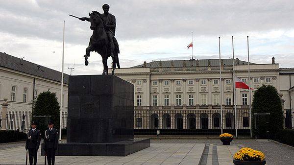 Flaga narodowa na Pałacu Prezydenckim opuszczona do połowy masztu na znak żałoby