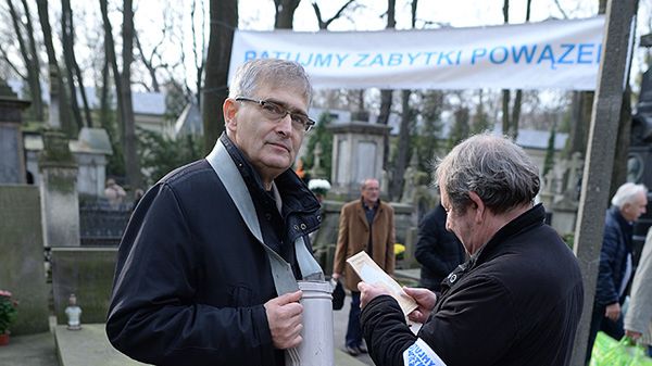 Aktor Olgierd Łukaszewicz podczas 39. kwesty na rzecz ratowania zabytkowych grobowców