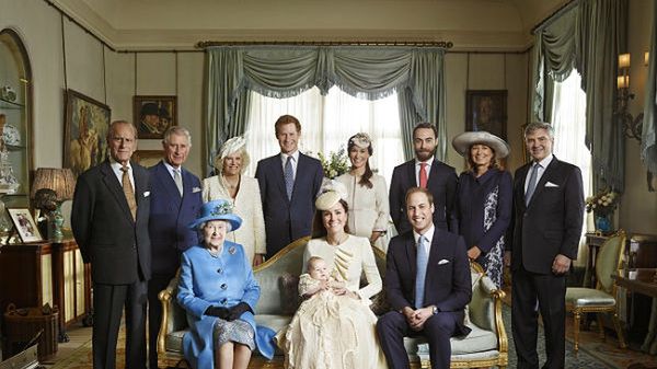 Królowa Elżbieta II z trzema męskimi dziedzicami tronu: książętami Walii - Karolem, Cambridge - Williamem i trzymiesięcznym prawnukiem księciem George''em