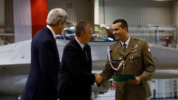 Ppłk Wojciech Bagan odbiera odznaczenie w 32. Bazie Lotnictwa Taktycznego w Łasku