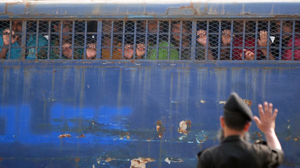 Członkowie Bangladesh Rifles przybywają przed sąd