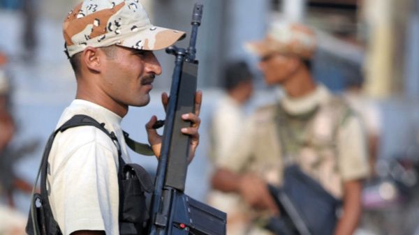 Pakistańscy żołnierze patrolują ulice Karaczi