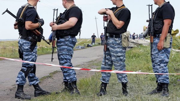 Uzbrojeni separatyści na miejscu katastrofy