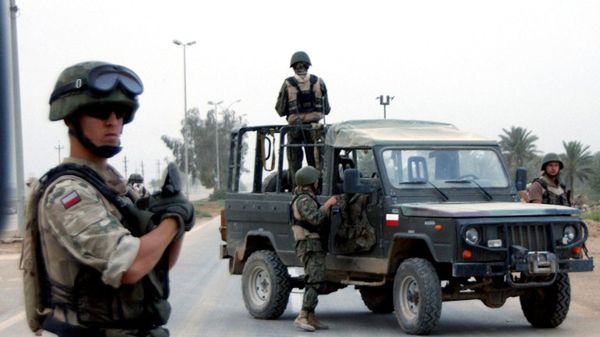 Patrol polskich żołnierzy w mieści Hilla, 2004 r.