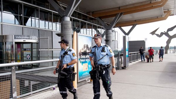 Norwescy policjanci na lotnisku w Oslo