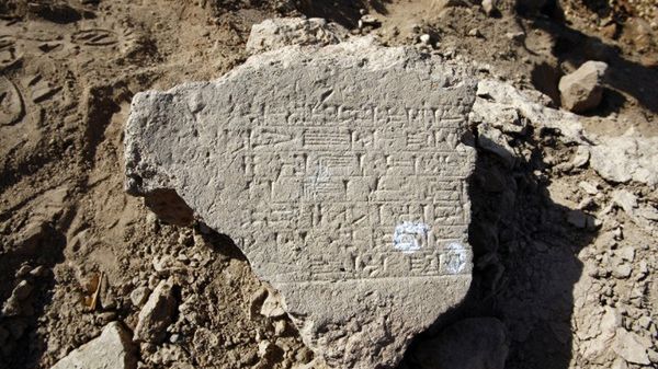 Fragment z pismem klinowym na terenie Babilonu