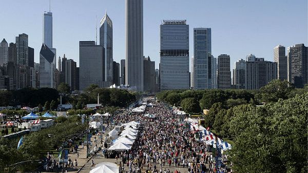 Tłumy zbierają się na ulicach miasta. Trwa "Taste of Chicago"