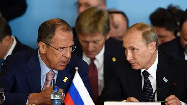 Szef rosyjskiego MSZ Siergiej Ławrow i prezydent Rosji Władimir Putin