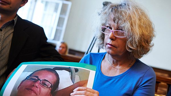 Matka Christiny Hedlund Ann-Katrin Berggren pokazuje zdjęcie córki sprzed operacji