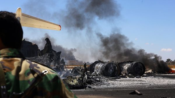 Efekty walk na lotnisku w Trypolisie