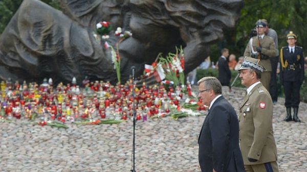 Prezydent Bronisław Komorowski oraz dowódca Garnizonu Warszawa gen. Wiesław Grudziński podczas uroczystości przed pomnikiem "Polegli - Niepokonani" na wolskim cmentarzu