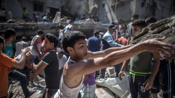 Palestyńczycy przeszukują gruz po izraelski ostrzale w poszukiwaniu rannych