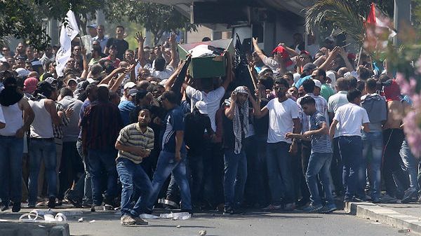 Palestyńczycy niosą trumnę z ciałem zamordowanego nastolatka