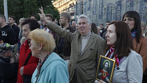 Białystok. Protest przeciwko czytaniu scenicznemu połączonemu z projekcją fragmentów spektaklu "Golgota Picnic"