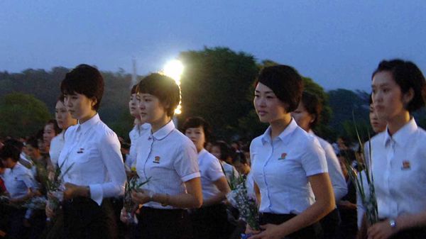 Koreanki składają kwiaty pod pomnikami Kim Ir Sena i Kim Dzong Ila w Pjongjangu