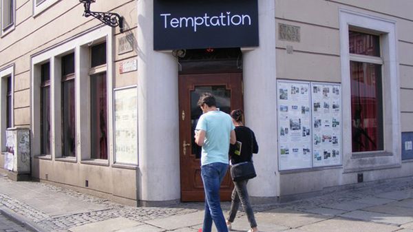 Wejście do klubu "Temptation" (wcześniejsza nazwa "Cocomo") w Poznaniu
