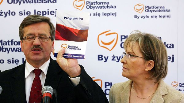 Bronisław Komorowski i Ewa Kopacz podczas konferencji prasowej PO w sprawie prywatyzacji służby zdrowia. Warszawa, 2007 r.