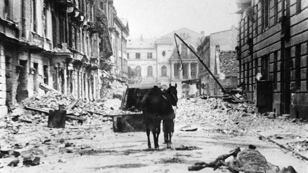 Ulice Warszawy zbombardowane przez niemieckie lotnictwo we wrześniu 1939 r.