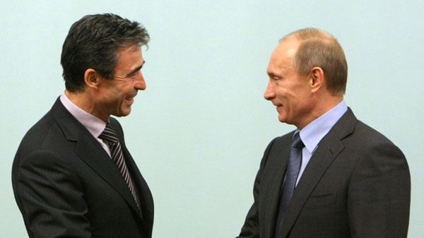 Sekretarz generalny NATO Anders Fogh Rasmussen i Władimir Putin
