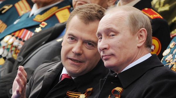 Dmitrij Miedwiediew i Władimir Putin na wojskowej paradzie z okazji Dnia Zwycięstwa