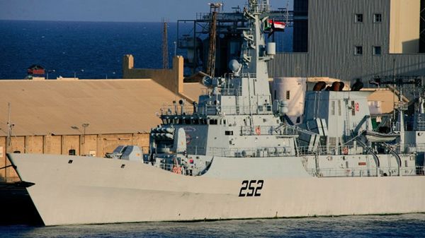 Fregata pakistańska w porcie w Sudanie