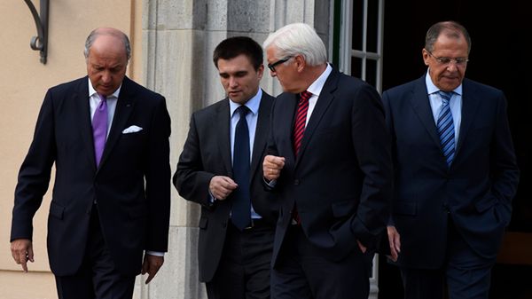 Od lewej: Laurent Fabius, Pawło Klimkin, Frank-Walter Steinmeier i Siergiej Ławrow