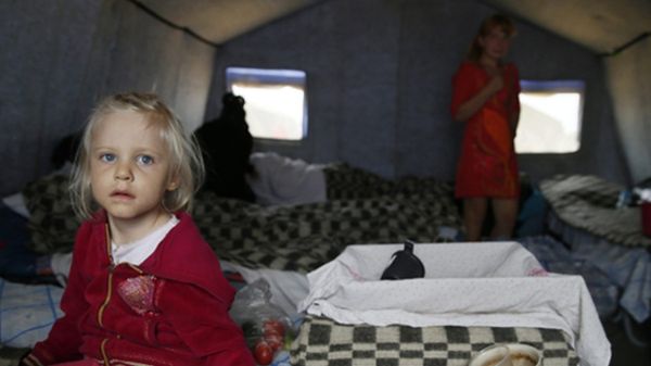 Dziewczynka w obozie uchodźców 10 km od granicy rosyjsko-ukraińskiej