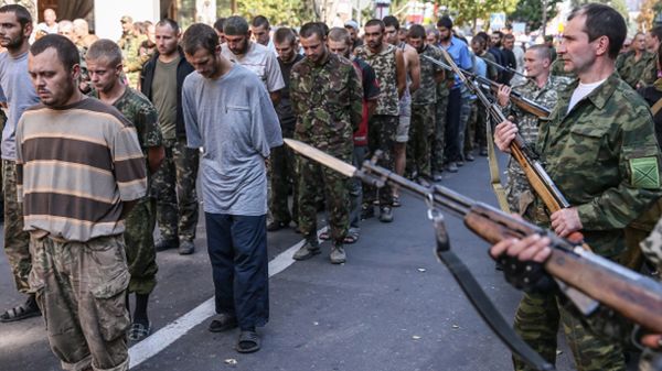 Pochód ukraińskich jeńców w Doniecku