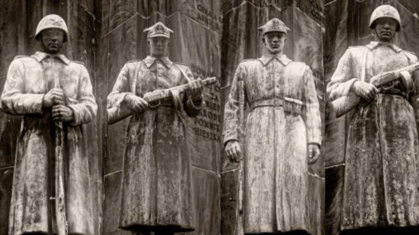 "Czterech śpiących" czyli dolna część pomnika