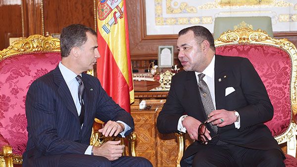 Król Hiszpanii Filip VI w rozmowie z królem Maroka Mohammedem VI