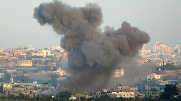 Dym unoszący się nad miastem Gaza po izraelskim ostrzale