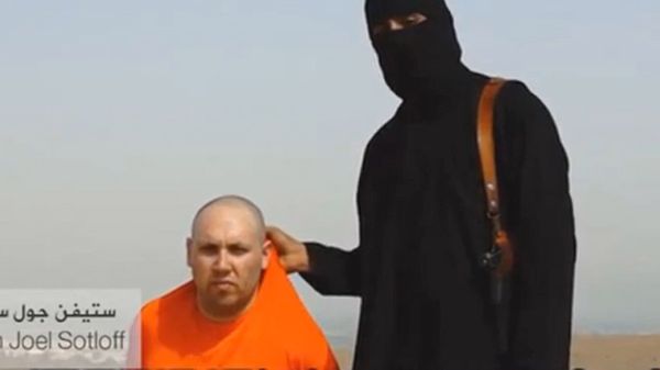 Dżihadysta trzyma mężczyznę zidentyfikowanego jako Steven Sotloff