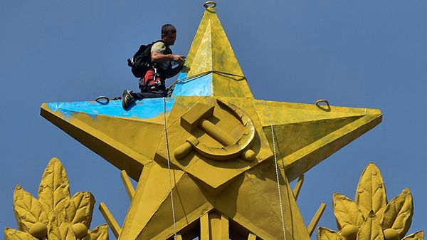 Zamalowywanie pomalowanej na barwy narodowe Ukrainy gwiazdy pod iglicą wieżowca