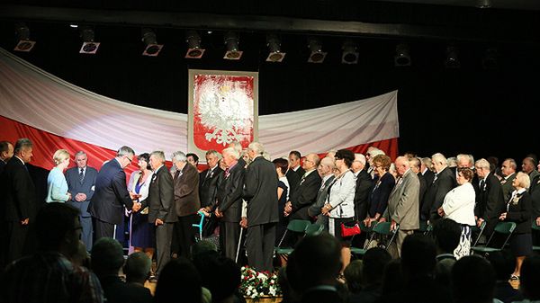 Prezydent Bronisław Komorowski z odznaczonymi parami