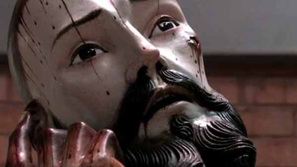 Figura Jezusa z ludzkimi zębami