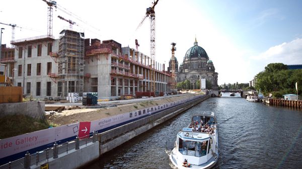 Berlin cieszy się popularnością wśród turystów (na zdj. po lewej odbudowa Zamku Miejskiego, a w tle katedra)