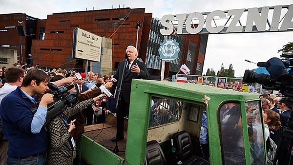 Lech Wałęsa przemawia z wózka akumulatorowego
