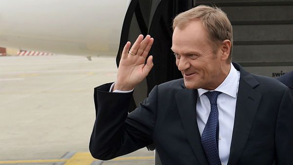 Donald Tusk na lotnisku w Brukseli