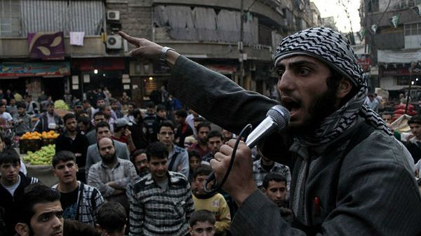 Członek Państwa Islamskiego rekrutujący ludzi w syryjskim Aleppo