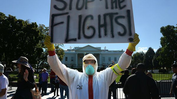 Część społeczeństwa amerykańskiego domaga się wstrzymania lotów do USA z krajów dotkniętych Ebolą