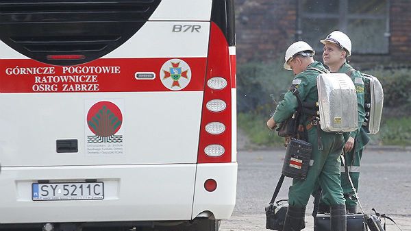 Ratownicy górniczy przed kopalnią Mysłowice-Wesoła