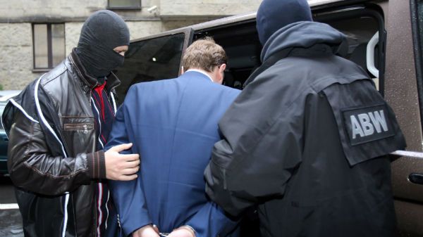 Funkcjonariusze ABW wyprowadzają Stanisława Sz.